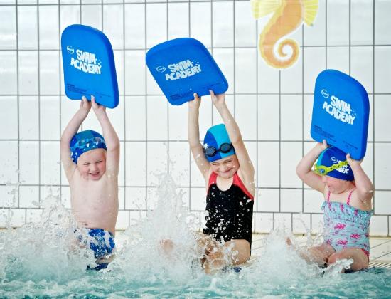 آموزش شنا کودکان در خمینی شهر | آکادمی شنا خمینی شهر